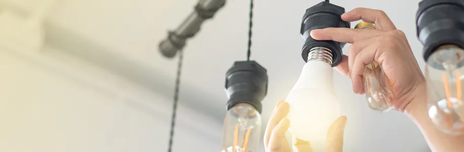 Mann ersetzt Halogenlampe durch eine LED