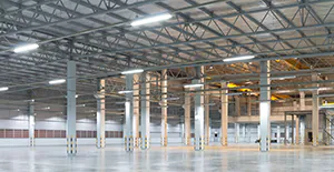 LED-Feuchtraumleuchten in einer Industriehalle