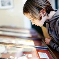 M&auml;dchen vor beleuchteter Vitrine