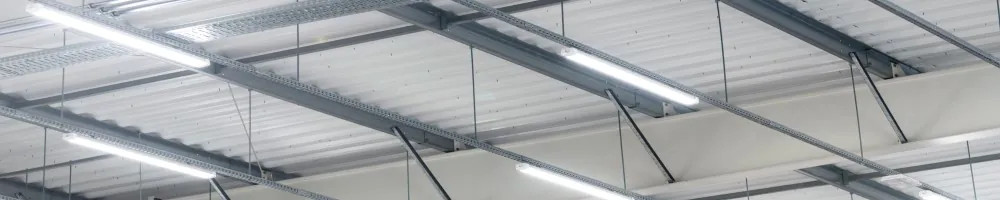 Durchgangsverdrahtung mit Wannenleuchten in einer Lagerhalle