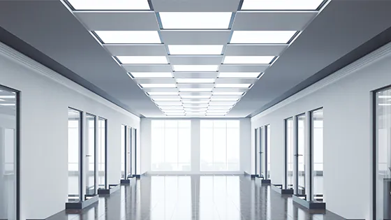 B&uuml;roflur mit LED-Panels