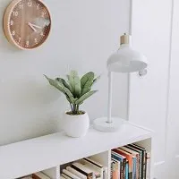 Schreibtischlampe auf Sideboard