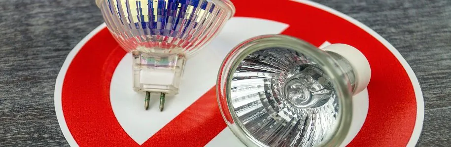 Halogenlampen auf Schild 