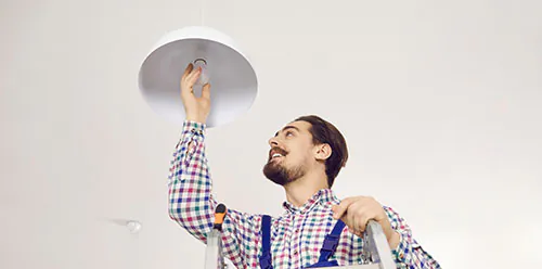 Mann installiert LED-Lampe